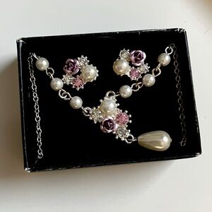Avon Melissa Necklace and Earring Gift Set new in box faux pearl roses